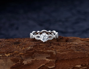 Gros plan détaillé d'une bague en argent S925 avec un grand diamant central rond étincelant