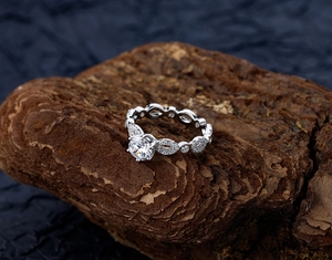 Vue macro de la bague en argent S925 avec découpes marquise et poinçon S925 gravé