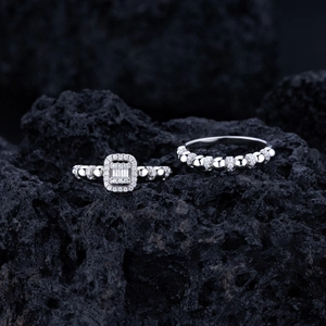 Ensemble de bagues en argent S925 avec diamants carrés sur un socle de roche volcanique