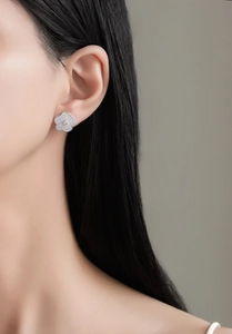 Gros plan de boucles d'oreilles camélia en argent S925 avec micro-pavé de cristaux