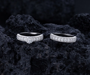 Détail de bagues en argent S925 serties de diamants sur une pierre volcanique noire
