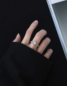 Détail de la bague en argent 925 avec anneau infini torsadé et oxyde de zirconium rond