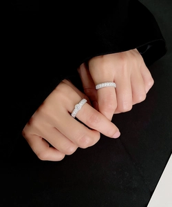 Gros plan de bagues étincelantes en argent sterling 925 avec diamants pavés
