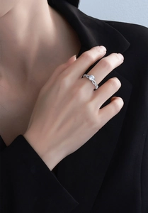 Gros plan sur la bague infini en argent sterling S925 avec oxyde de zirconium brillant