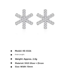 Gros plan sur les boucles d'oreilles flocon en argent S925 serties de zircones cubiques