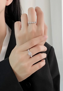Vue détaillée de bagues en argent S925 avec sertissage de diamants en micro-pave