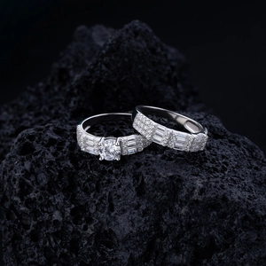 Elegant s925 silver wedding ring set with round main stone and pavé diamonds on black stone