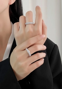 Gros plan de bagues élégantes en argent S925 serties de diamants pavés étincelants