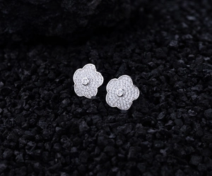 Gros plan détaillé des boucles d'oreilles camélia en argent S925 avec cristaux