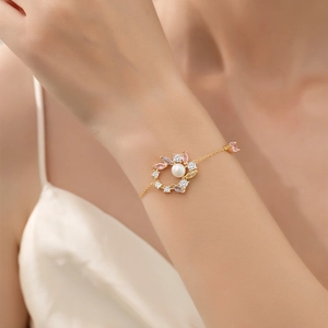 Elegantes Goldblatt-Perlen-Schmuckset mit rosa Herzanhänger am zarten Armband