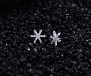 Vue détaillée des boucles d'oreilles flocon de neige en argent S925 avec pavé de zircons