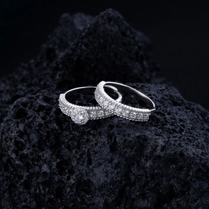 Ensemble de bagues luxueuses en argent 925 avec diamants pavés sur roche volcanique