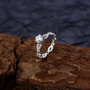 Bague élégante en argent massif S925 avec motifs évidés et diamant sous un angle de 45°