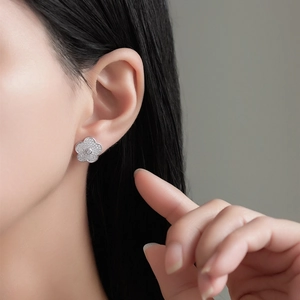 Élégantes boucles d'oreilles camélia en argent 925 avec cristaux micropavés étincelants