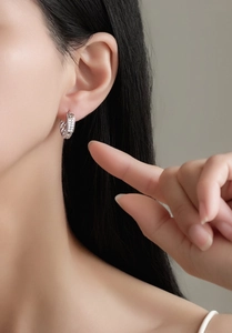 Gros plan sur boucle d'oreille en argent S925 avec maillons et micro-pavé de zircones