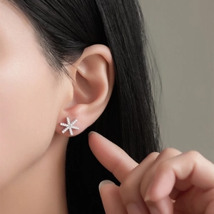 Élégantes boucles d'oreilles flocon de neige en argent S925 et oxydes de zirconium