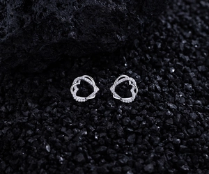 Dettaglio degli orecchini a cuore in argento S925 con zirconi cubici scintillanti