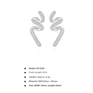 Détail de boucles d'oreilles vagues en argent S925 avec zircons et mesures 16x38mm