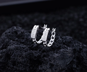 Détail de créoles en argent S925 avec zircons micro-pavés et texture de maille gourmette