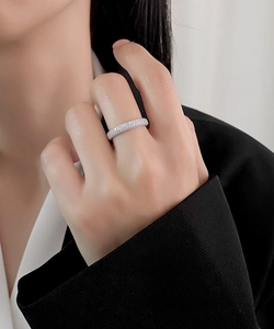 Detail eines funkelnden S925 Silberrings mit Mikro-Pavé-Diamanten an einem Finger
