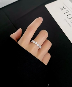 Detail of daisy flower ring with silver plating and sparkling pavé zircon stones