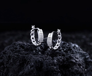 Gros plan de boucles d'oreilles torsadées en argent 925 avec pavage de zircons cubiques