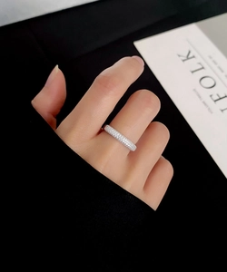 Detailansicht eines S925 Sterlingsilberrings mit mikroverlegten Zirkonia-Diamanten
