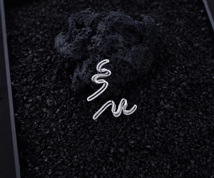 Gros plan sur les boucles d'oreilles vagues en argent S925 avec zircons scintillants