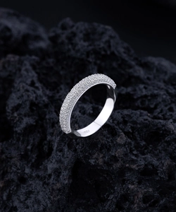 Makroaufnahme des S925 Sterlingsilber Rings mit Mikro-Pavé-Zirkon-Steinen auf Vulkangestein