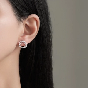 Orecchini a perno a doppio cuore in argento S925 con zirconi scintillanti su modella