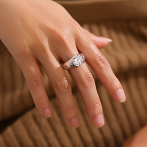 Close-up of S925 silver men's ring with round brilliant cut diamond on finger
