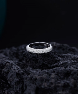 Makroaufnahme der S925-Silberpunze und Mikropavé-Diamantfassung am Ringband