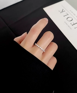Gros plan sur une bague en argent S925 avec une rangée de zircons ronds étincelants