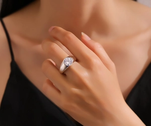 Macro detail of a men's S925 silver ring featuring a round-cut cubic zirconia on model