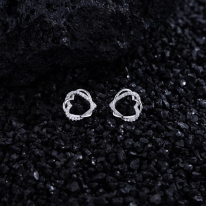 Orecchini a lobo a cuore in argento S925 scintillante con zirconi su roccia nera