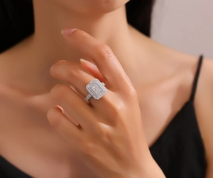 Détail d'une bague rectangulaire de luxe en argent S925 avec cristaux d'oxyde de zirconium