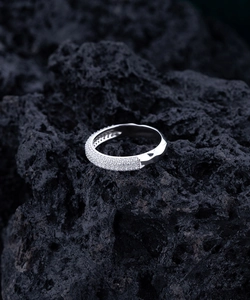 Makroaufnahme eines S925 Silberrings mit Mikropavé-Diamanten und geometrischen Facetten