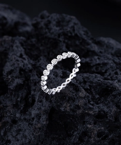 Gros plan d'une bague en argent S925 sertie de zircons ronds en serti clos