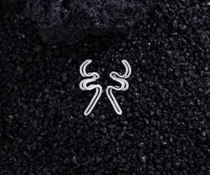Gros plan des boucles d'oreilles vagues en argent S925 avec pierres de zircon