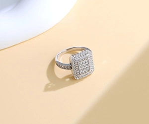 Détail de la bague en argent S925 avec pavage rectangulaire de zircons cubiques