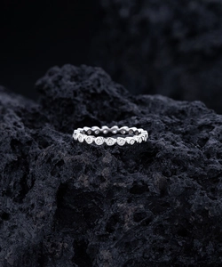 Détail macro d'une bague en argent S925 sertie de pierres de zircone rondes et brillantes