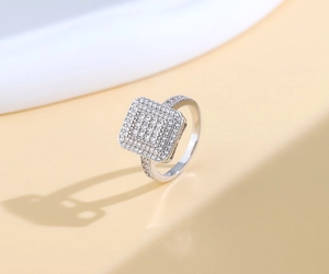 Gros plan sur une bague en argent S925 avec zircons blancs rectangulaires micro-sertis