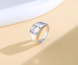 Macro shot of S925 silver ring featuring a princess-cut zircon and smooth polished finish