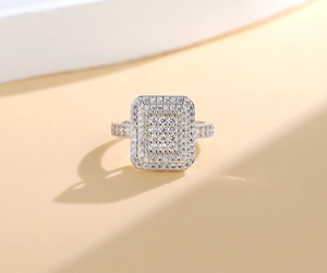 Gros plan d'une bague en argent S925 sertie de zircons blancs rectangulaires micro-pavé