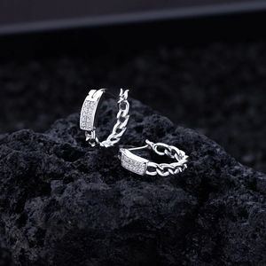 Boucles d'oreilles torsadées en argent S925 avec zircons cubiques micro-pavés
