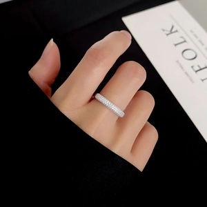 Minimalistischer S925 Sterlingsilber Ring mit Pavé-Fassung und Zirkonia-Steinen besetzt