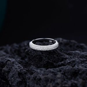 S925 Sterlingsilber geometrischer Ring mit mehrreihigem Pavé-Besatz für Frauen