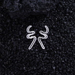 Boucles d'oreilles vagues en argent S925 avec zircons sertis sur des pierres noires