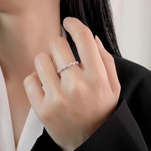 Bague élégante en argent pavée de diamants ronds avec un design ondulé minimaliste