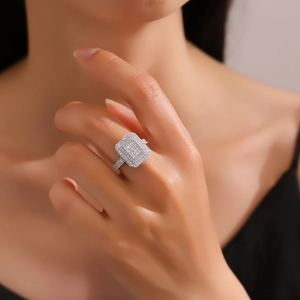 Bague en argent sterling S925 avec zircons rectangulaires sertis et accents brillants